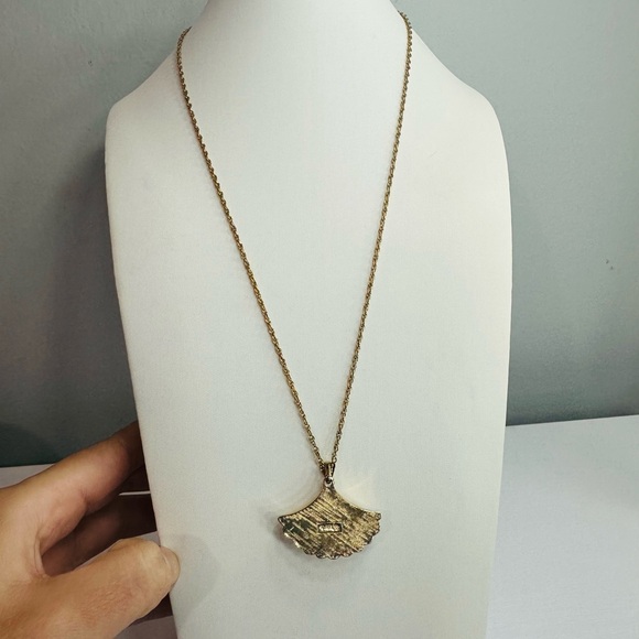 Vintage Avon Gold Tone and Frosted Glass Shell Pendant Necklace - Picture 2 of 3